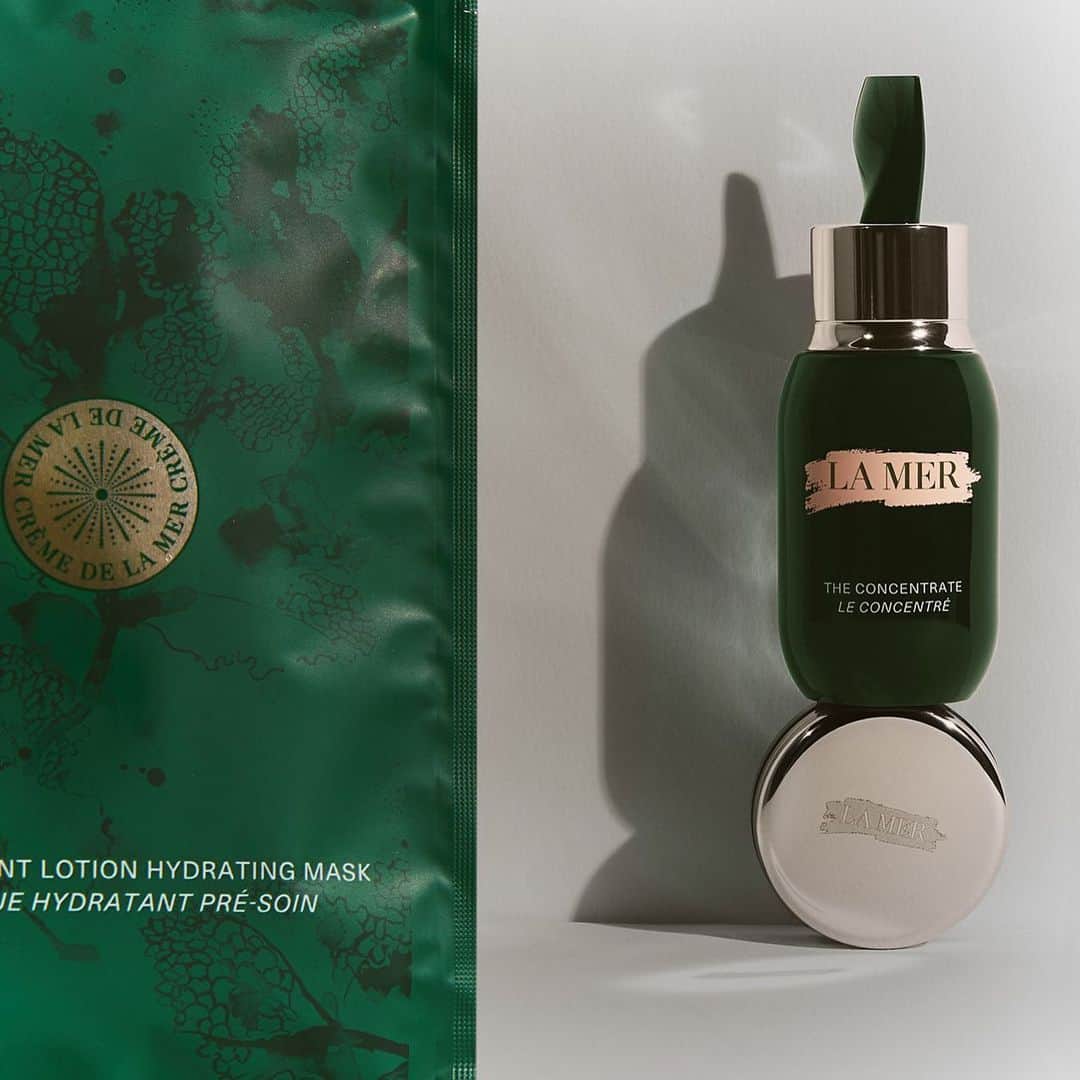 ドゥラメールのインスタグラム：「When the mask comes off, the La Mer goes on. This trio of hydration essentials will soothe, calm and restore skin with healing moisture that’s been under cover all day.」