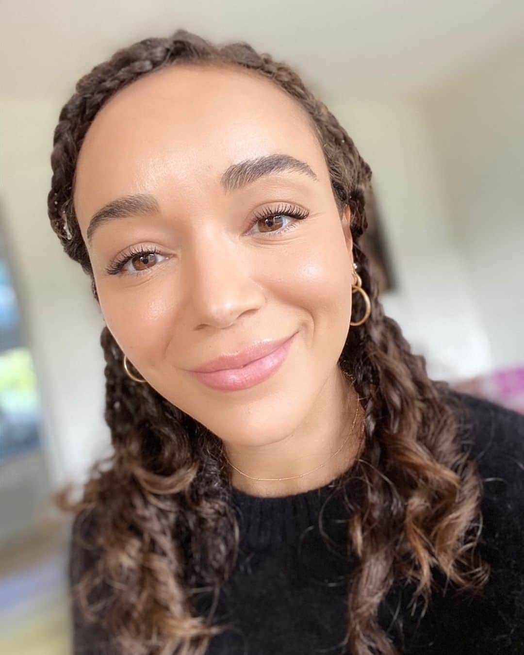 アシュリー・マデクウェのインスタグラム：「Big head, big brows 🙌🏽   These braids were a quick look for an audition tape, the back of my hair was fully un-done! Shout out to my sisters who can braid their own hair. I salute you.」