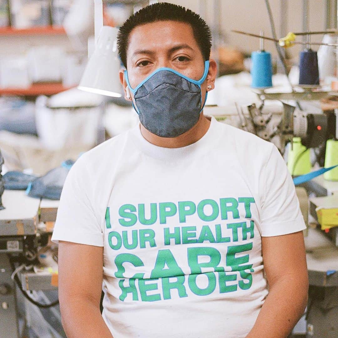 OFF-WHITE C/O VIRGIL ABLOHさんのインスタグラム写真 - (OFF-WHITE C/O VIRGIL ABLOHInstagram)「[PSA] Off-White c/o Virgil Abloh™ proudly announce a new philanthropic collaboration and initiative with a leading academic medical center, Cleveland Clinic and the Los Angeles-based green production shop Suay.   — Abloh and Suay have co-designed and developed a new mask, expertly constructed for high filtration and breathability, tested with their medical partner, the prestigious Cleveland Clinic. All proceeds will be directed to support COVID related research at the Cleveland Clinic’s Center for Global and Emerging Pathogens. Suay creates products in-house, at a 5,000 square foot space in east Los Angeles, where its employees operate with one key goal: eliminating the fashion industry’s significant amount of waste.  When it comes to face masks, this is critically important, given the increasing headlines about pollution from discarded coverings.  "In the grand scheme of things, projects like these are when fashion is the most important” ~ @virgilabloh. —  The “Masks” can be purchased at the LINK IN BIO “Abloh x Suay Facemasks”.  All proceeds will go to the life-saving COVID-19 research underway at Cleveland Clinic.  In addition, Off-White™ has made a monetary donation to the center whilst simultaneously creating a limited edition t-shirt that reads “I Support Our HealthCare Heroes” that has been donated to the Cleveland Clinic’s staff. The tee is a keepsake and symbolic item, celebrating the collaboration.  Silvia, Product Manager  Cruz, Sample Maker  Felix, Production Sewing  ~ c/o @suaysewshop  photography c/o @atibaphoto」12月15日 4時02分 - off____white