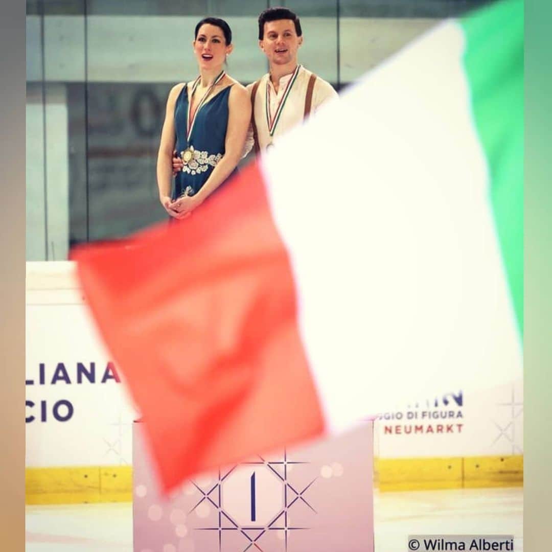シャルレーヌ・ギニャールのインスタグラム：「🇮🇹 Campioni Italiani 2021 🇮🇹 . . . 📸 @wilma.alberti 😘  #italianchampions #italiateam🇮🇹 #fiammeazzurre #poliziapenitenziaria #fisg4passion #jacksonultima #conisocial #icedance #figureskating」