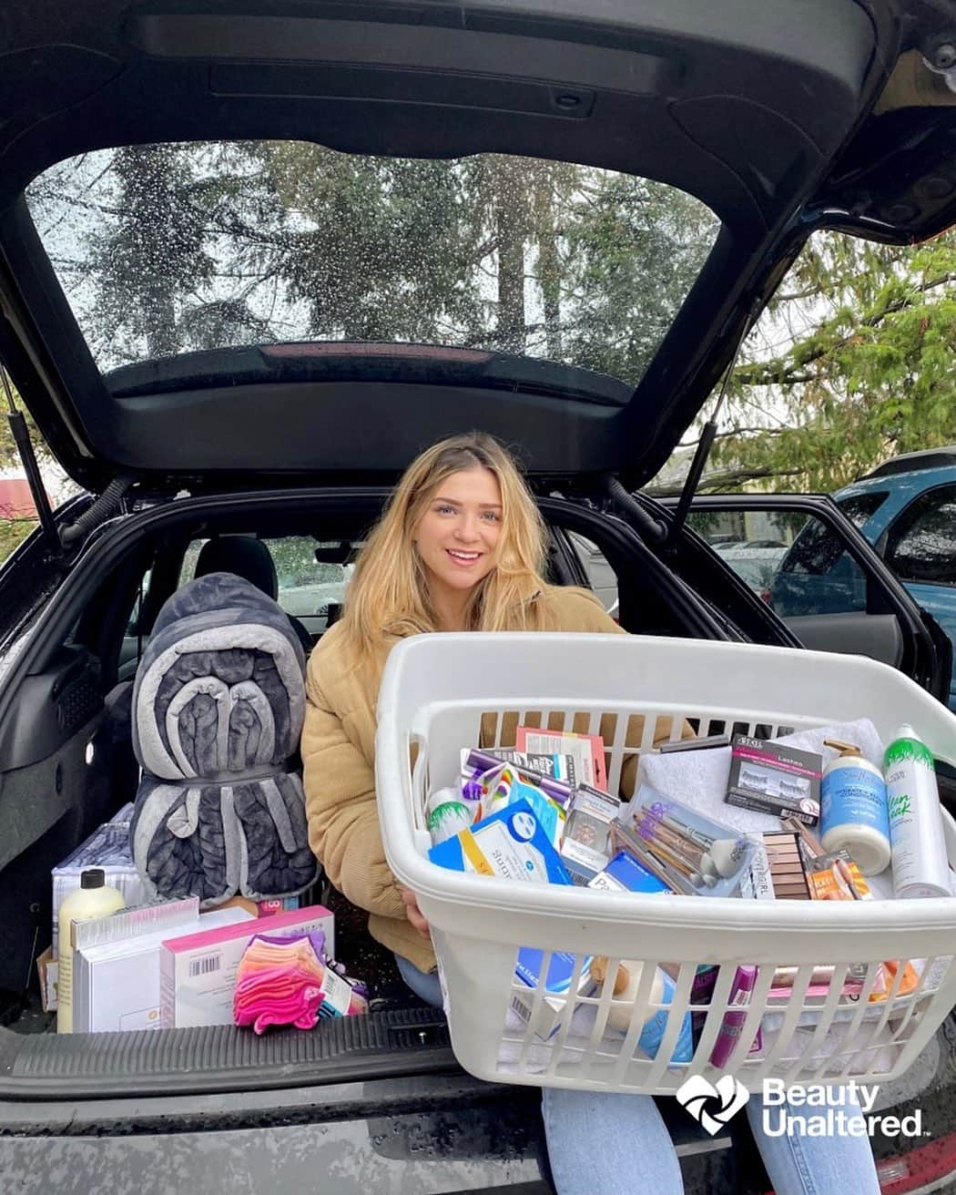 Monica Churchさんのインスタグラム写真 - (Monica ChurchInstagram)「During a season that’s all about giving, I've partnered up with @CVS_Beauty to do something that is so special to me. Together, we’re donating some of my favorite beauty products to a local woman's shelter because everyone deserves not only the essentials, but also some pampering self-care and beauty products to look forward to. For me, that's @Covergirl mascara, @Burtsbees moisturizing sheet masks, and @Notyourmothers dry shampoo. I also added blankets, twin bed sheets, and underwear as those were some of their "high-needs" items. I hope you consider giving back this holiday season, let's end 2020 on a good note! #Ad #BeautyUnaltered #CVSBeauty」12月15日 4時04分 - monicachurch