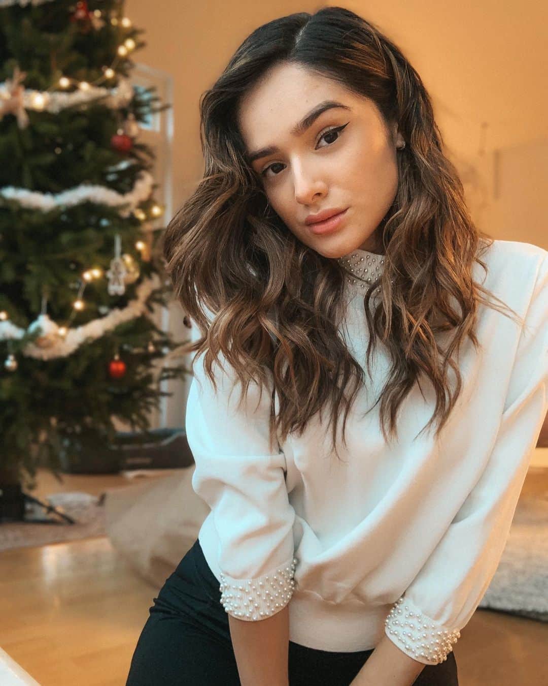 チャチー・ゴンザレスのインスタグラム：「How is it already almost Christmas?!?! 🎄 I can’t wait to cozy up with some hot chocolate and eat till my pants are too tight. What are some of your favorite xmas traditions?」