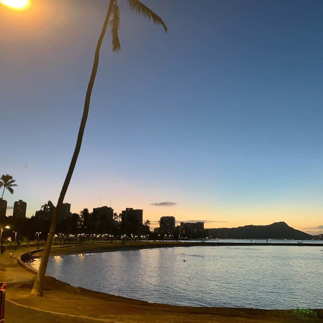 飯島寛子さんのインスタグラム写真 - (飯島寛子Instagram)「Good morning from Alamoana beach park. 朝からスイマー、ランナー、ウォーキングの人でいっぱい。 みんな健康に気をつけています。 #朝活　#ランニング #ハワイ暮らし　#ハワイライフ #アラモアナビーチ　#ダイアモンドヘッド」12月15日 4時04分 - hirokoiijima