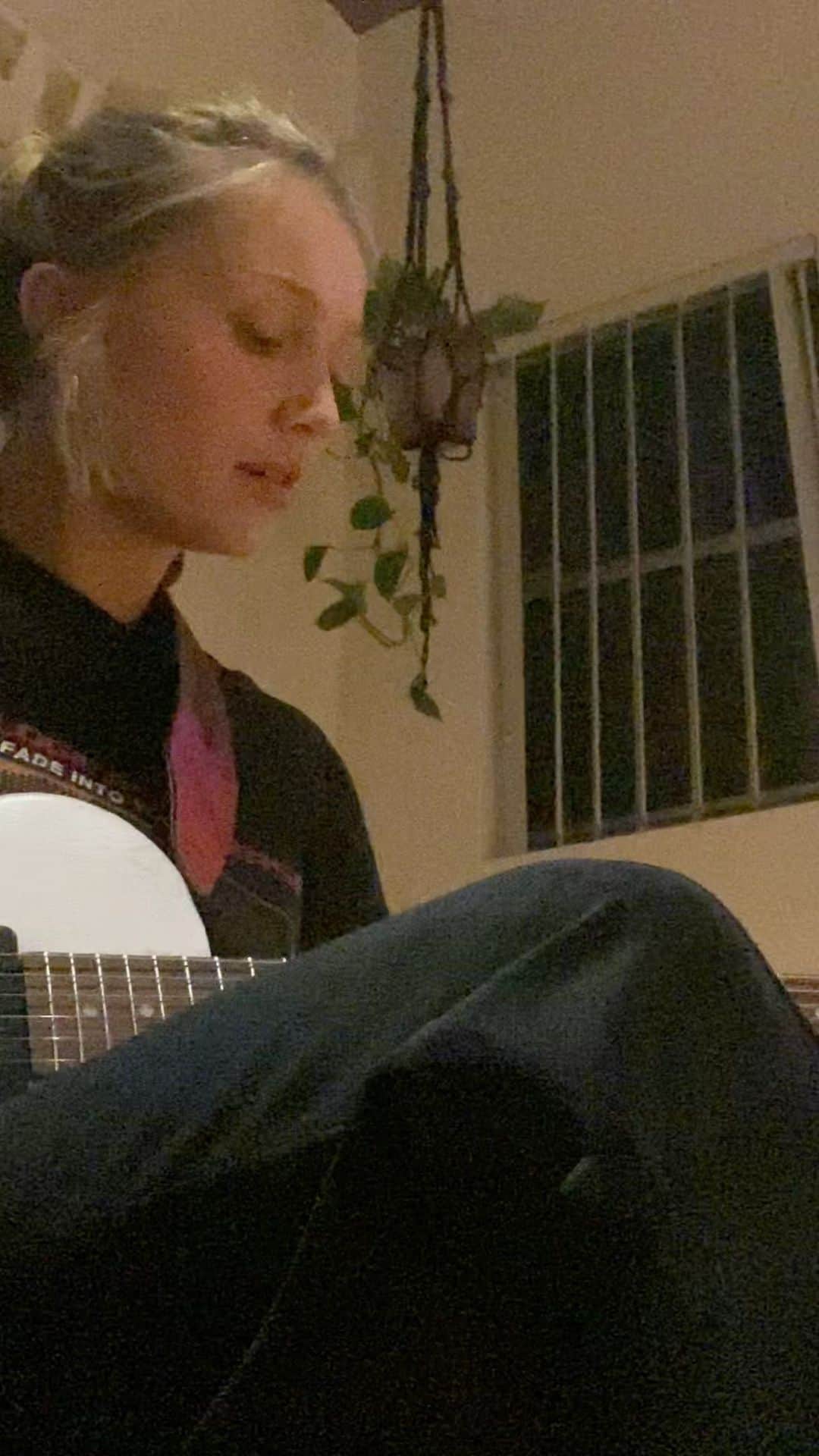 ケイリン・ルッソのインスタグラム：「Session 32 by @summerwalker ✨  Thank you @gibsonguitar for my new guitar 🔊💕」