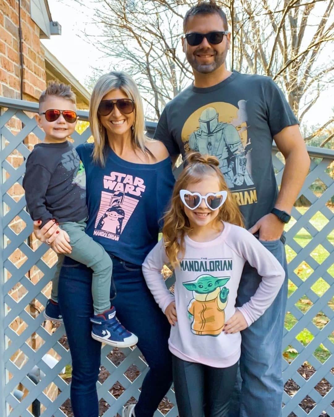 チェイサーのインスタグラム：「#TheMandalorian for the whole family!✨ We love #MandoMondays , tag a fan!💫⤵️ @miniflyistotesfly #chaserbrand #chaserkids #StarWars #Disneystyle #disneyclothes #starwarsstyle #BabyYoda #Grogu」