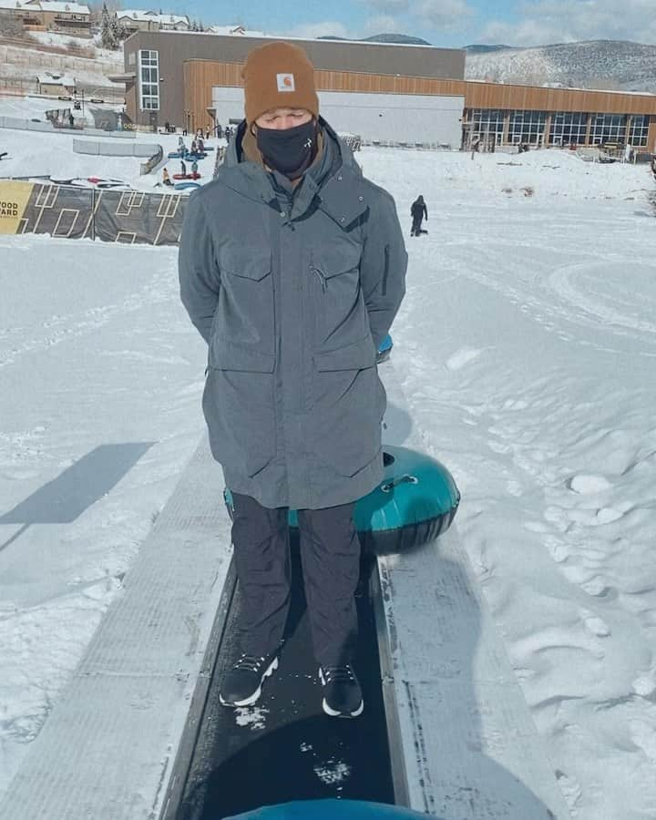 アレックス・ウッドのインスタグラム：「Heard they were going to put Snow Tubing in the @olympics in 2032 so we started our training early. #FutureGoldMedalist」