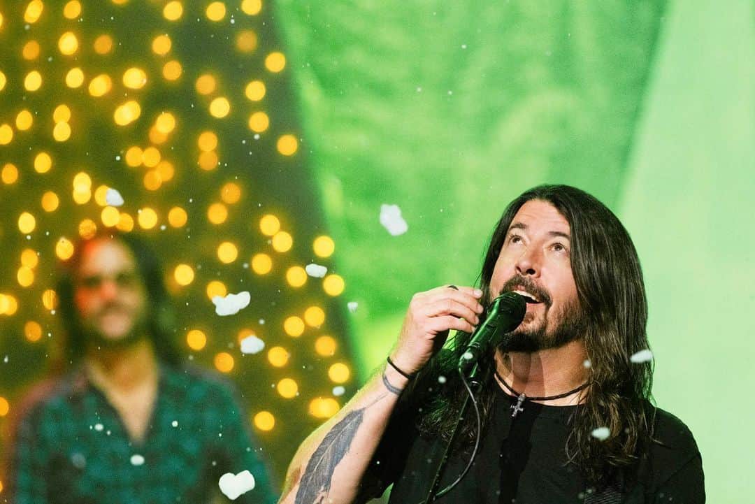 フー・ファイターズのインスタグラム：「LIGHTS! CAMERA! SNOW??? ❄️   Tune in for @amazonmusic #holidayplays tomorrow, 5pm PT/8pm ET on Prime Video or  twitch.tv/amazonmusic」