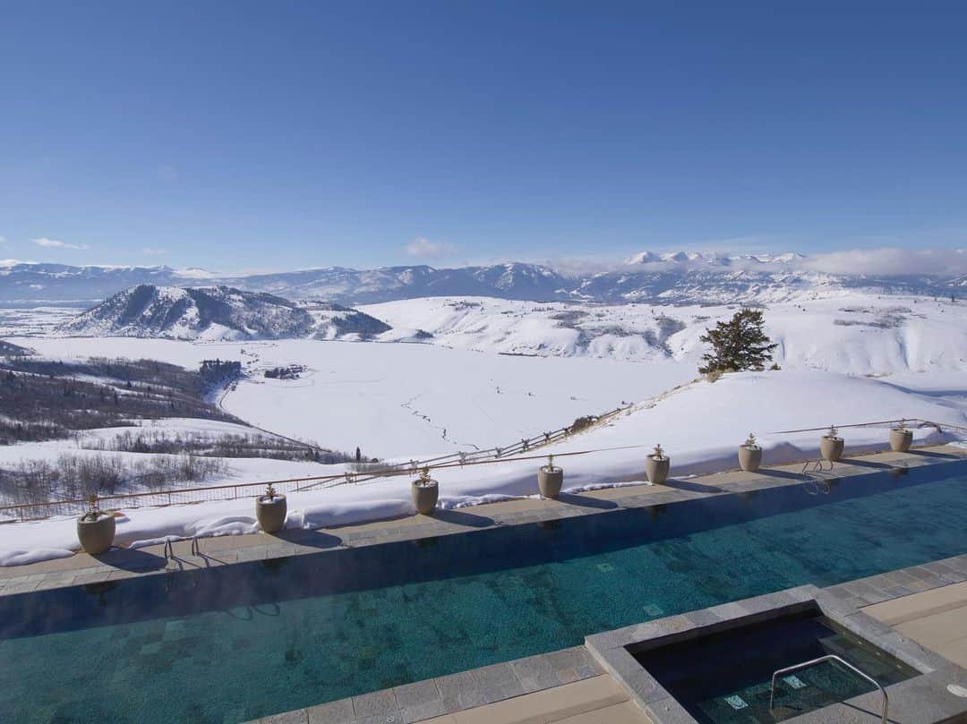Travel + Leisureさんのインスタグラム写真 - (Travel + LeisureInstagram)「While many travelers flock to beaches and deserts during winter months, a growing fascination with cold-weather getaways has resulted in a surge of mountain wellness retreats. One of the most luxurious properties is Jackson Hole, Wyoming’s Amangani resort. At the resort, you can take a sleigh ride or snowshoe hike to see wildlife up close, tour the area with a local photographer, and more. Plus, Jackson Hole is on our list of the best winter vacations in the country. Find out why it's one of our favorite cold-weather destinations at the link in bio. #tlpicks courtesy of @aman」12月15日 4時17分 - travelandleisure