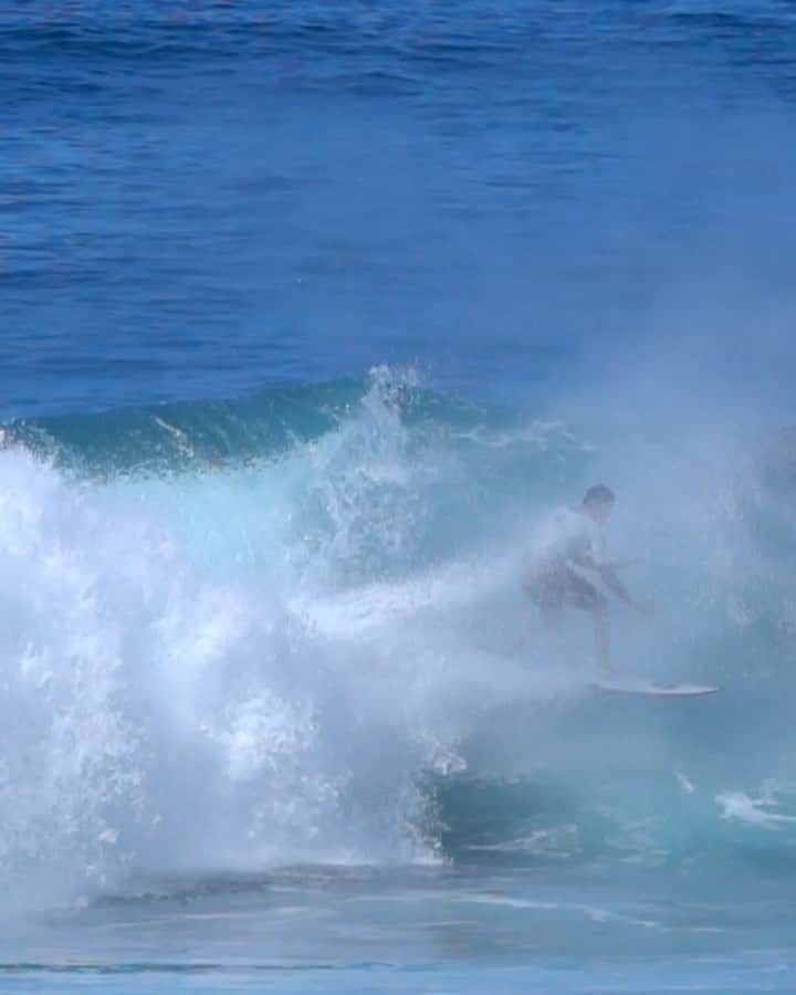 ミグエル・プッポのインスタグラム：「Pipe estava maneiro ontem! Sempre com muita crowd, desafiador, mas a hora que a gente pega o tubo, tudo vale a pena 🌊💨   📽 @italomlc   @construtoranossolar  @surfview_brasil  @silverbaybrasil  @sharpeyesurfboards_br  @sharpeyesurfboards」