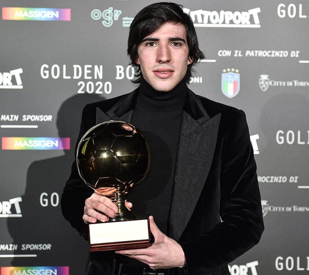 ACミランさんのインスタグラム写真 - (ACミランInstagram)「Congratulations to Sandro Tonali, the 2020 Italian Golden Boy! 👏🥇  @sandrotonali è il Golden Boy italiano 2020: complimenti! 👏🥇  #SempreMilan」12月15日 4時18分 - acmilan