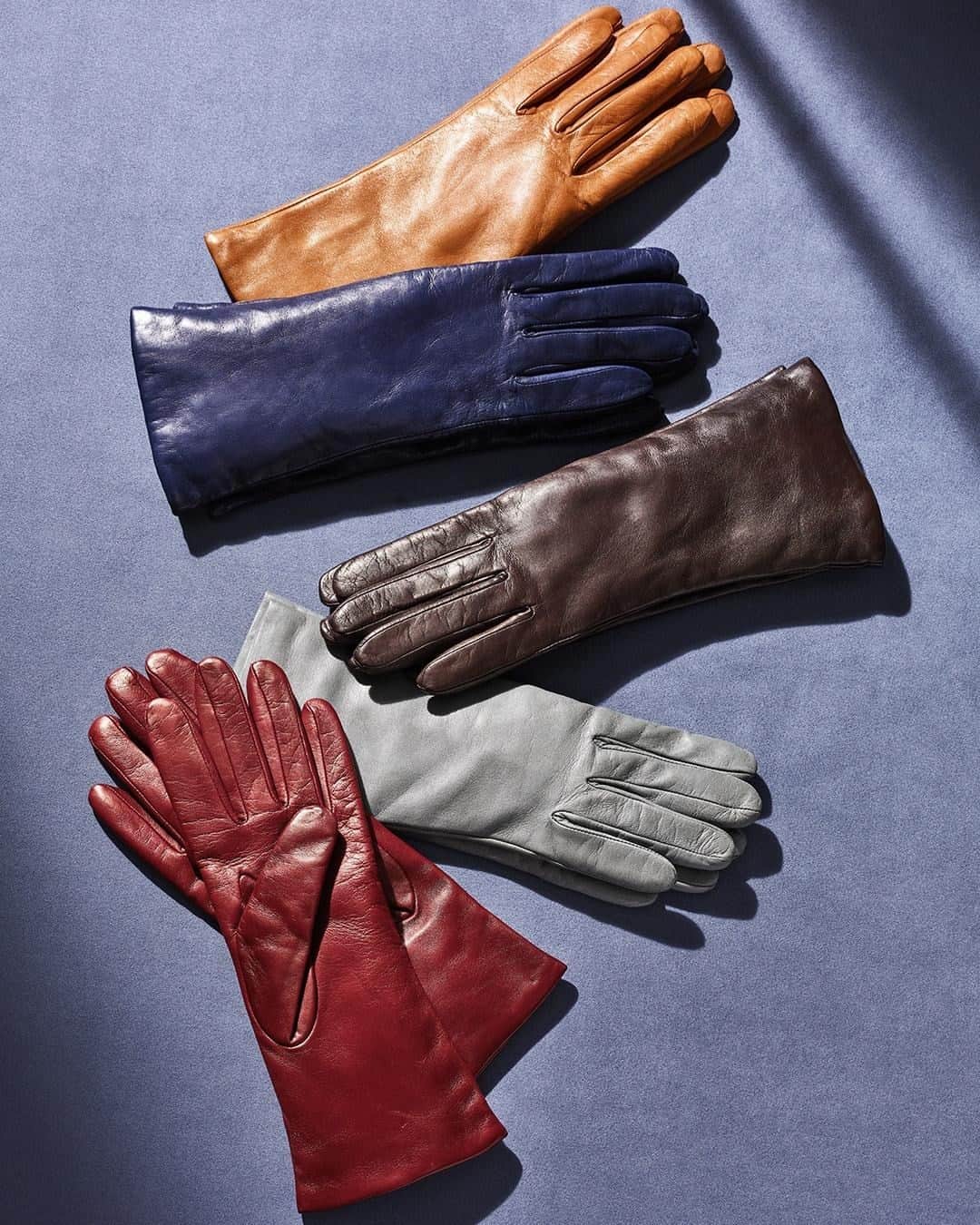 のインスタグラム：「Gifts to make the season sparkle: these pure leather gloves lined with scrumptiously soft cashmere will have her smitten with her new mittens #BrooksBrothers #HolidayGifts #GiftGuide⁣ ⁣」