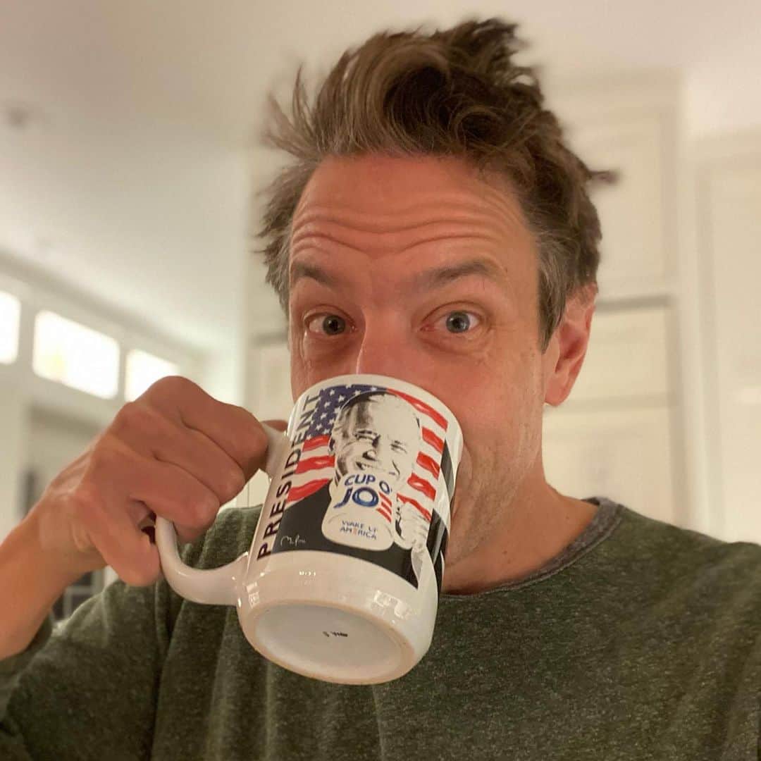 ジョン・ロス・ボウイさんのインスタグラム写真 - (ジョン・ロス・ボウイInstagram)「This morning’s bedhead comes courtesy of the electoral college.」12月15日 4時29分 - johnrossbowie