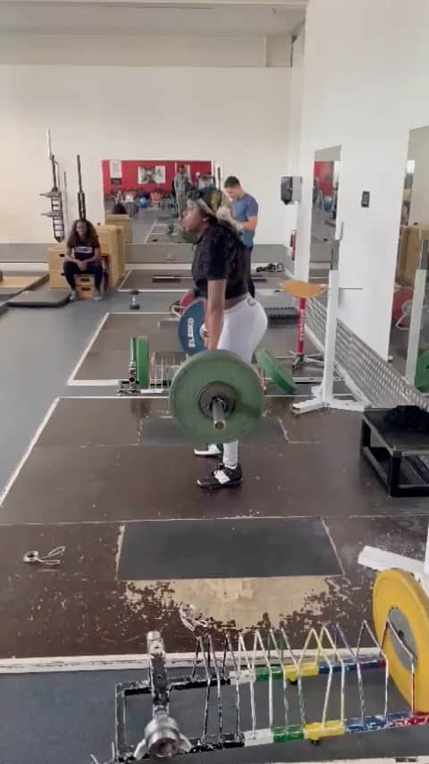 アシャ・フィリップのインスタグラム：「Cheeky 90kg to start the week 💪🏾🏋🏾‍♀️  #LetsWork #MondayMotivation #Workout #Cleans」