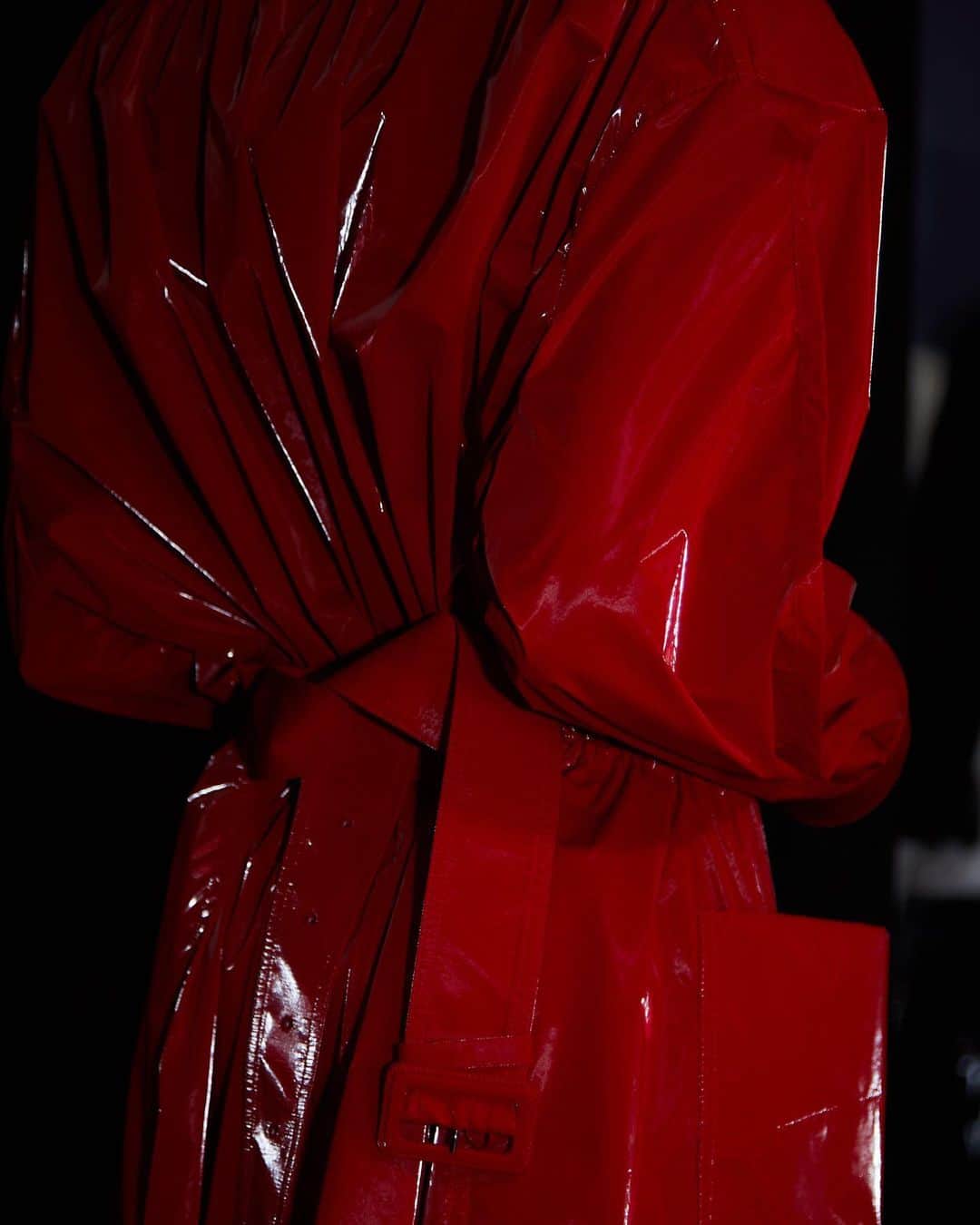 ミュグレーのインスタグラム：「The glossy red trench from the MUGLER Fall Winter 2020 collection by @cadwallader  - - Photographer @josephkadow  #mugler」