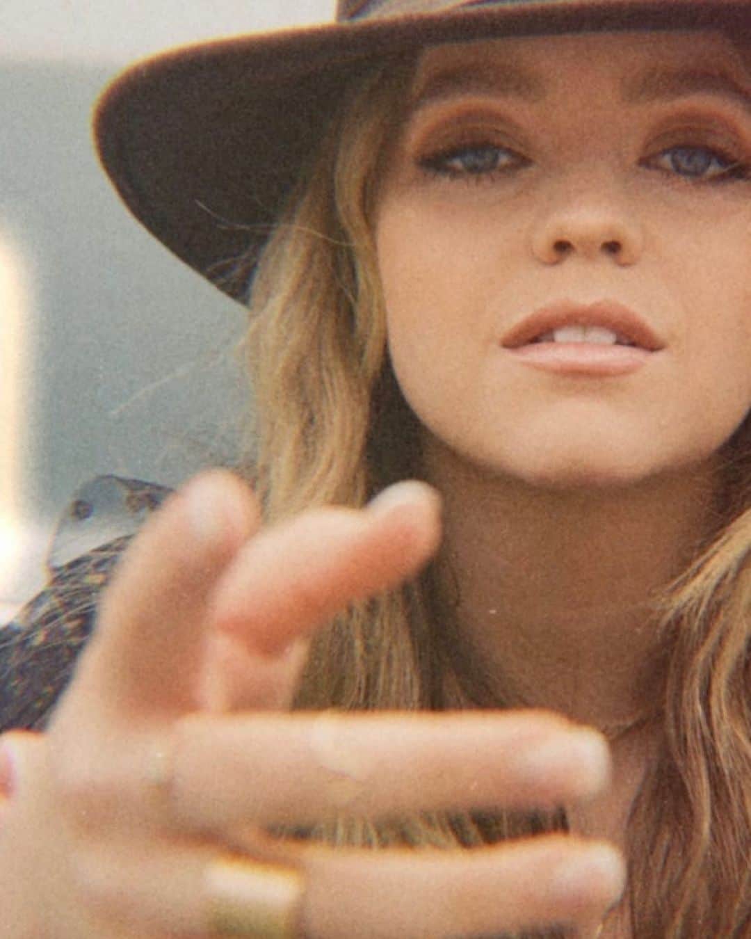 のインスタグラム：「Here’s looking at you, kid」