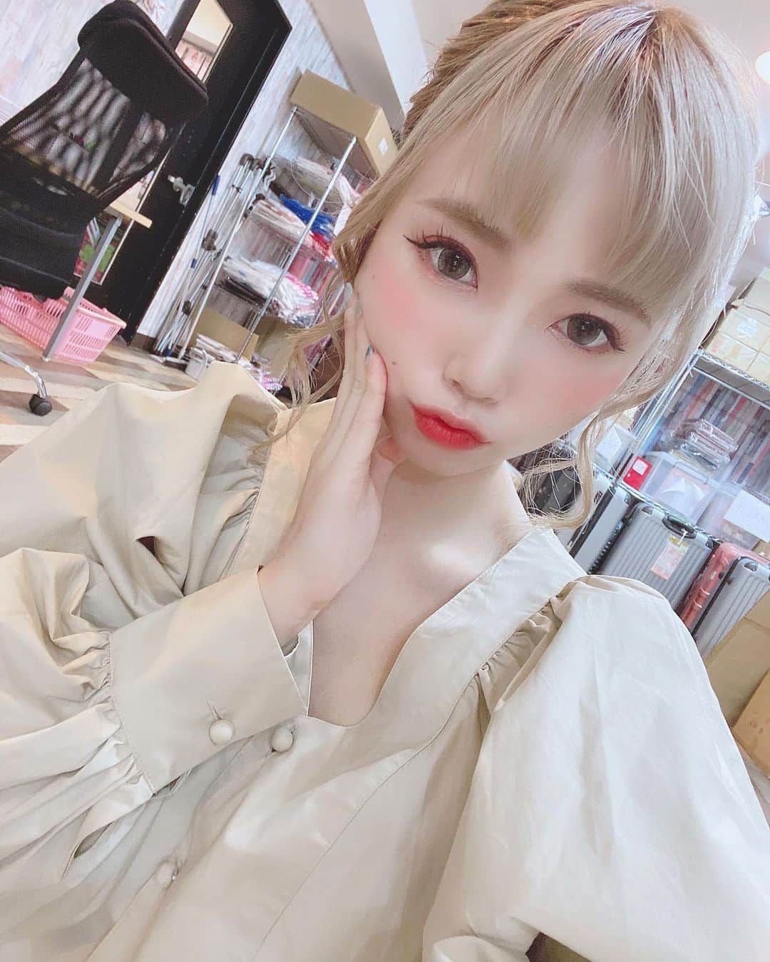 yokoのインスタグラム：「. 皆のおかげで毎日頑張れるなあ、、🌻 . . . . . . . . . . . . . . . . #エンタメ活動を止めない #アジア一のエンターテインメント #burlesque#burlesque lesquetokyo#バーレスク東京#ダンサー#透明少女#model#hairmake#makeup#love#ootd#fashion#instagood#instalike#instafashion#tokyo#white #오오티디‭#셀카#메이크업#머리스타그램 #お洒落さんと繋がりたい#カメラ好きな人と繋がりたい#モデル#東京」