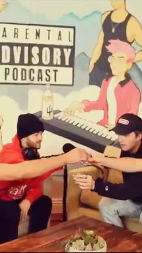 ジャック・ジョンソンのインスタグラム：「Go follow @parentaladvisoryshow」