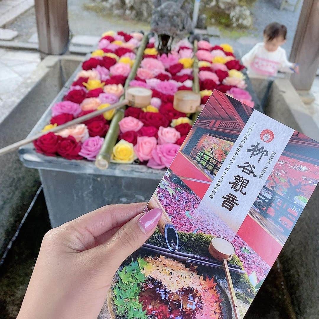 澤野井香里さんのインスタグラム写真 - (澤野井香里Instagram)「平安時代から親しまれる#柳谷観音 ・#楊谷寺 へ(*^^*)﻿ ﻿ 美しい薔薇の#花手水 が出迎えてくれた🌹✨﻿ #そうだ京都いこう﻿ ﻿ #ks_20✨ #ks_kyoto✨#京都 #長岡京　#薔薇　#眼病平癒祈願所 #ベビフル #ママリ #コドモノ #女の子ママ #男の子ママ　#ママライフ　#子供とおでかけ　#京都観光　#お寺巡り #ks_dau #ks_dau_2020 　#M🍒_」12月15日 4時49分 - kaori_sawanoi