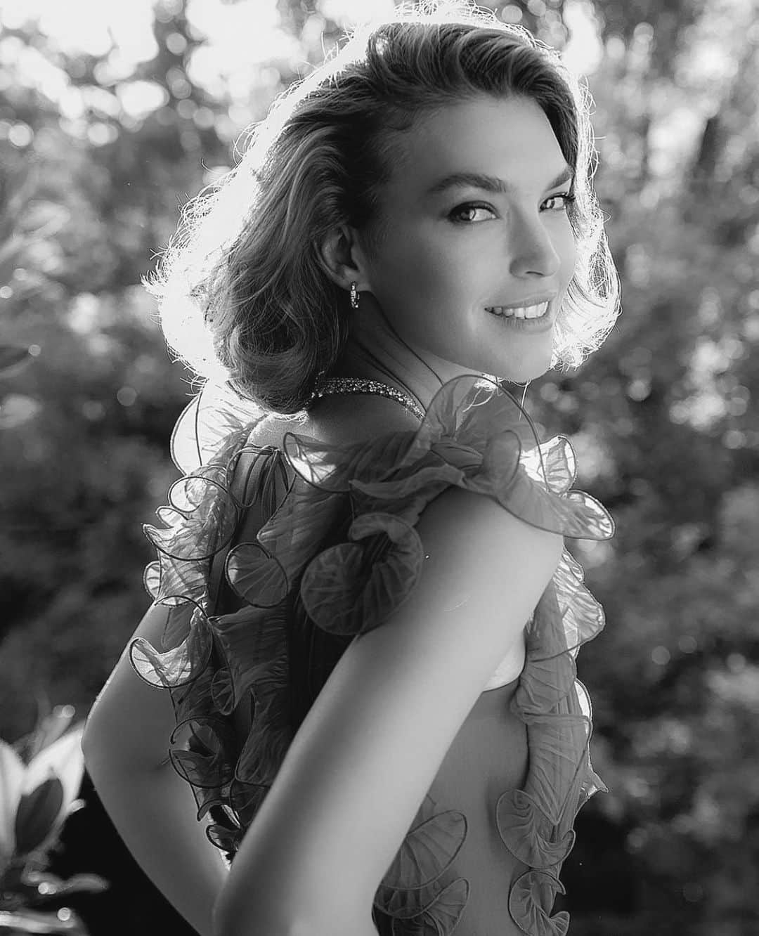 アリゾナ・ミューズのインスタグラム：「Venice Film Festival throwback wearing this wonderful @albertaferretti dress using @globalorganictextilestandard certified organic silk ❤️  Thank you 📷 @vincenzovalenteph」