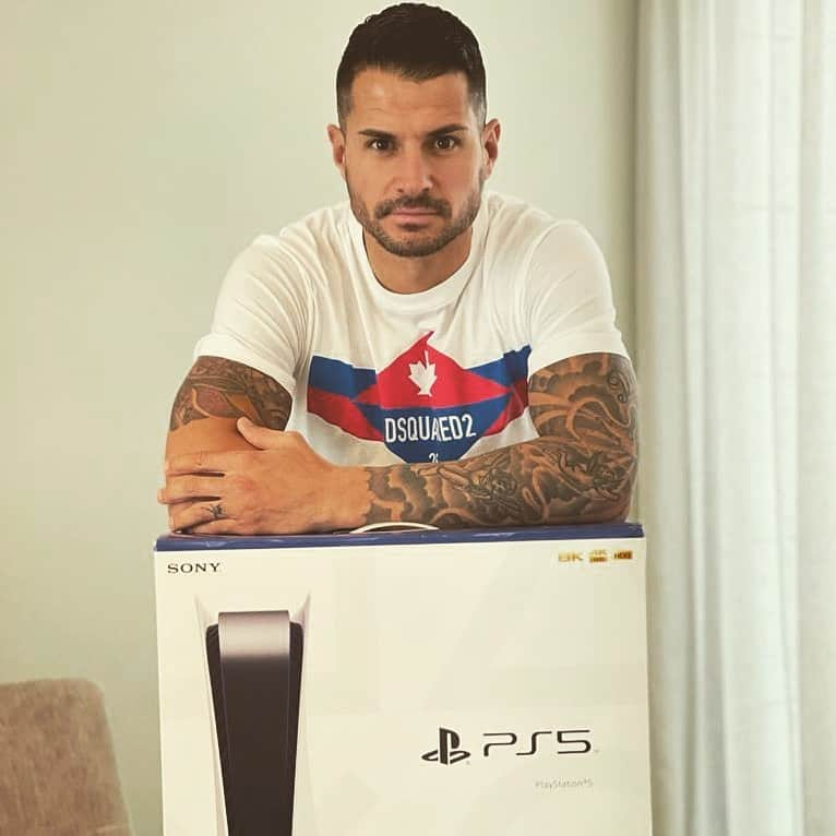 ビクトル・マチン・ペレスさんのインスタグラム写真 - (ビクトル・マチン・ペレスInstagram)「💥 ¡¡ SORTEAZO DE PLAYSTATION 5!! 🎮⁣ ⁣ 🔎¿Quieres la Play que todo el mundo busca?⁣ ⁣ Sólo tienes que seguir estos pasos:⁣ ⁣ 🙌 Sigue a @mediastar.es y @vitolomperez20  😜 Menciona a 3 tus amigos más viciados Cada comentario cuenta como una participación, ¡¡CUANTOS MÁS MEJOR!! ⁣ 🏆 El ganador se anunciará en las stories de  @mediastar.es el 23 de DICIEMBRE ⁣ 🍀 Mucha suerte a todos  💯 Pd: Os animo a pasar por la web de @mediastar.es y echar un ojo a sus grandes descuentos en tecnología 💻  ⚠ Este SORTEO se está realizando a través de las publicaciones de  @letirodriguezp y de @vitolomperez20 puedes participar en cualquiera de las 2 publicaciones, ya que ambas cuentan para el sorteo. Importante: sólo se elegirá a 1 ganador entre todos los participantes de las dos publicaciones. ¡GRACIAS POR PARTICIPAR!」12月15日 4時51分 - vitolomperez20