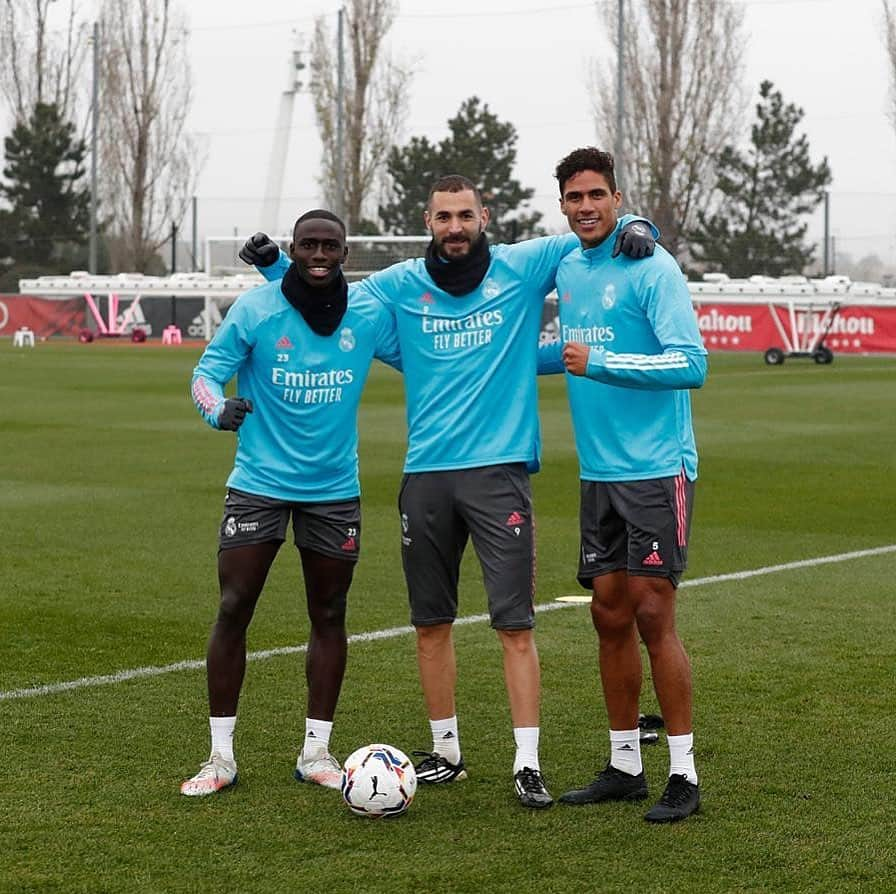 ラファエル・ヴァラーヌさんのインスタグラム写真 - (ラファエル・ヴァラーヌInstagram)「🇫🇷🔗 @karimbenzema @ferland_mendy  #FrenchTouch」12月15日 5時00分 - raphaelvarane