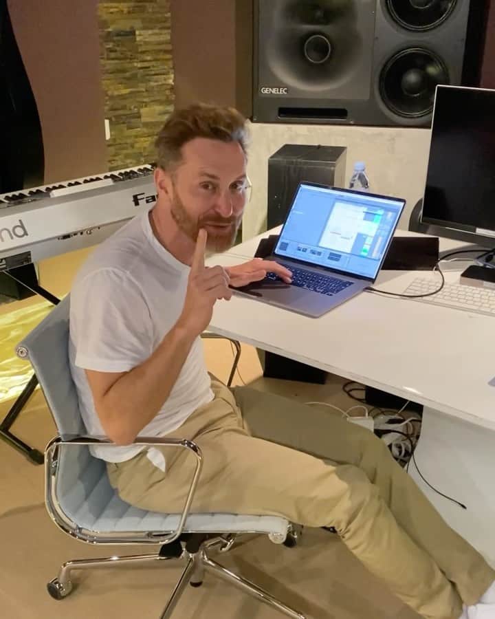 デヴィッド・ゲッタのインスタグラム：「1B views on YouTube for #PlayHard! Let’s cook something special 🙌🏼🙌🏼🙌🏼」