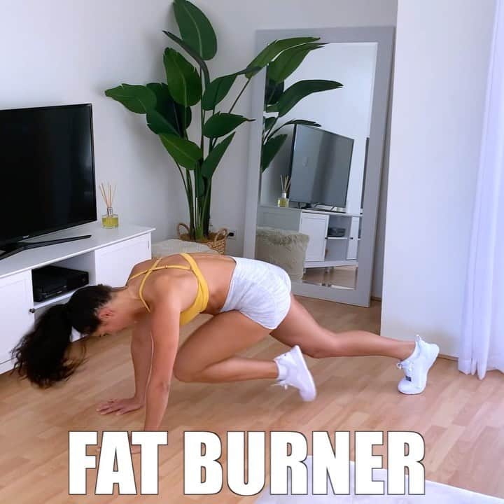 Danielle Robertsonのインスタグラム：「FAT BURNER 🔥🔥  This FAT BURNER workout was designed to make you SWEAT! This workout includes Plyometric exercises (also known as jump or shock training). Plyometrics is a form of intense training in which muscles exert maximum force in short intervals of time, with the goal of increasing power. Let’s gooo!  WORKOUT  3 SETS 30:15  30 sec work 15 sec rest  Perform each exercise for 30 seconds with 15 seconds rest between exercises. Allow 60 - 90 seconds rest between sets.  30 sec Mountain Climbers 30 sec Lunge, Lunge, Squat 30 sec Crawl Out w/ Plank Jump 30 sec Plyo Push Ups 30 sec Squat Jump w/ Heel Raise 30 sec Half Burpee」