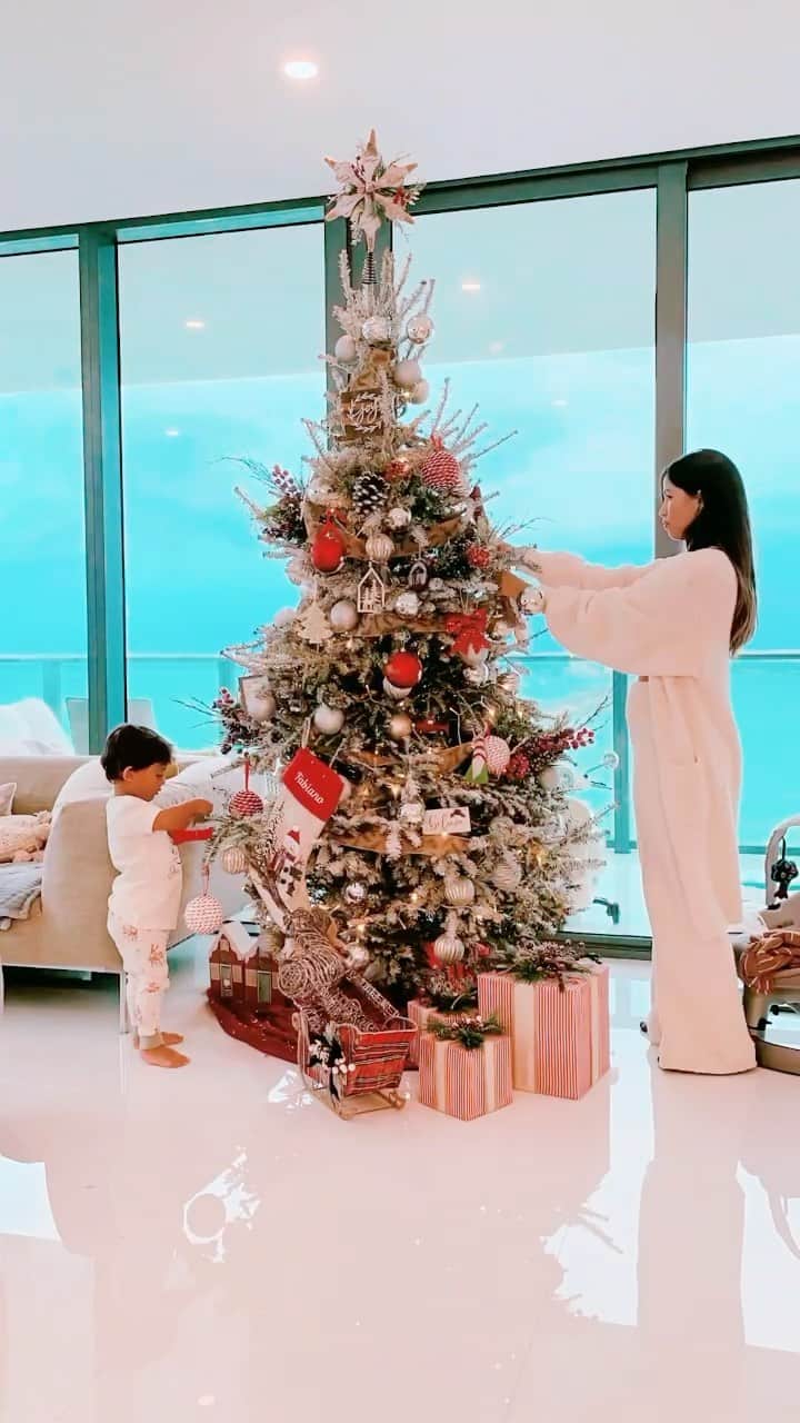 Alexandra M Rodriguezのインスタグラム：「Our first real Christmas tree ❤️🎄⭐️ #specialmoments #familytraditions #tistheseason #allthefeels #motherandson #unconditionallove #christmastree #winter #miami」