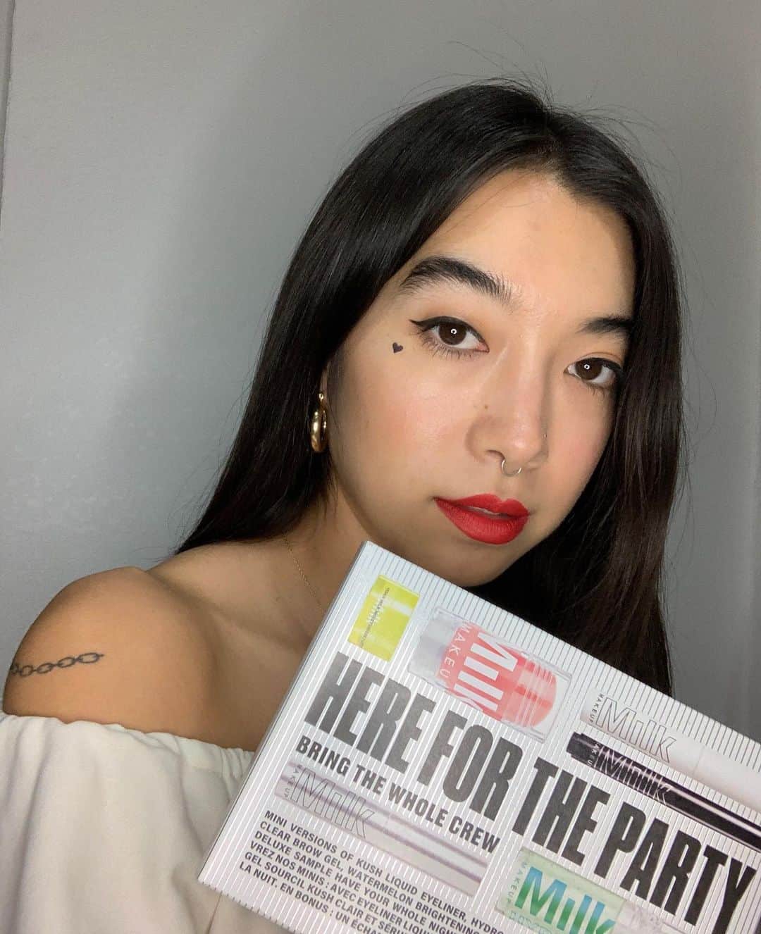 Milk Makeupさんのインスタグラム写真 - (Milk MakeupInstagram)「QUICK! What're you listening to while getting ready with the Here for the Party Set?! (it's 20% off on milkmakeup.com rn along with everything else sitewide 👀) 🚀Man on the Moon 3 💿Future Nostalgia 🎱After Hours - The Here for the Party Set has alllllll the minis u need for a look on the go 👇🏻 🥛 Vegan Milk Moisturizer - for soft, hydrated skin 💧 Hydro Grip Primer - for all-day lasting power 💨 KUSH High Volume Mascara - for sky-high lashes 👁‍🗨 KUSH Liquid Eyeliner - for precise cat eyes 🌟 KUSH Clear Brow Gel - for fluffed-up brows 🍉 Watermelon Brightening Serum - for glowy skin」12月15日 5時12分 - milkmakeup