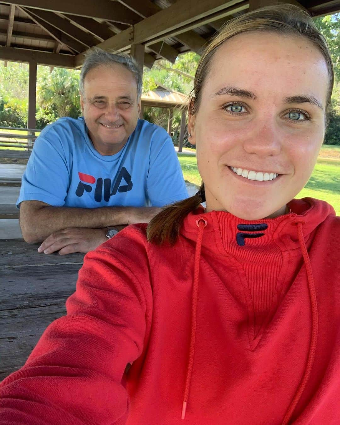 ソフィア・ケニンのインスタグラム：「I am grateful to my dad and my family for being there and supporting me through these tough times!」