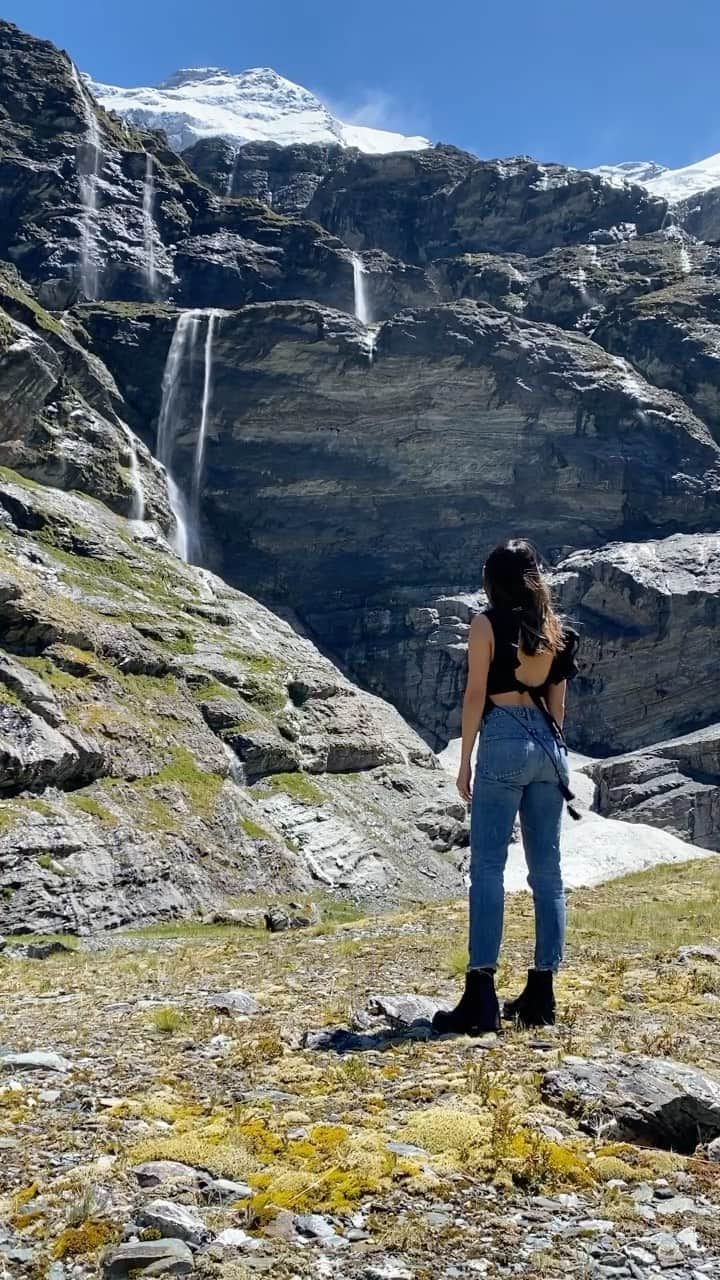ジェイミー・チャンのインスタグラム：「Grateful I got to explore Queenstown, New Zealand with @elle_satine @tysonritter @geoffmstults @twopaddocks during a weekend off. And nice meeting you @kahlya_marriott HBD!   Hey @purenewzealand will work for permanent residency (only half joking) 🤗. Thank you for your unwavering commitment to keeping NZ green by planting trees for future generations to enjoy Te Reo Māori ♥️. @treesthatcount #forestofhope  (Also thanks @megansekkas for my ultimate travel centurion @eddiebauer jacket it’s got a pocket for everything.)」