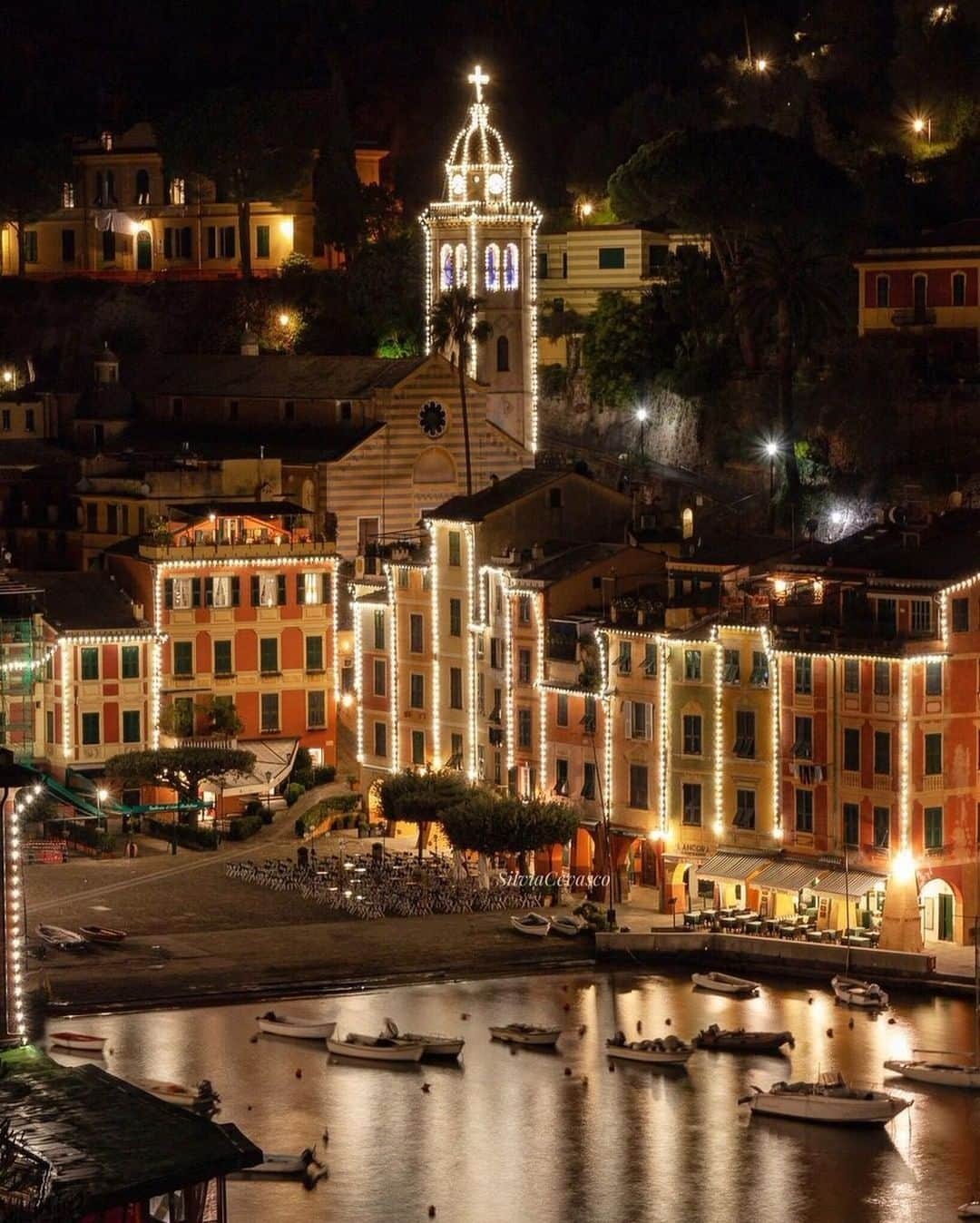 イタリア政府観光局 東京支局のインスタグラム：「クリスマスマジック😉  #ilikeitaly #loveイタリア #リグーリア #portofino #ポルトフィーノ @italiait  #Liguria #LaMiaLiguria  from @turismoinliguria  📸 @silviacev 😘」