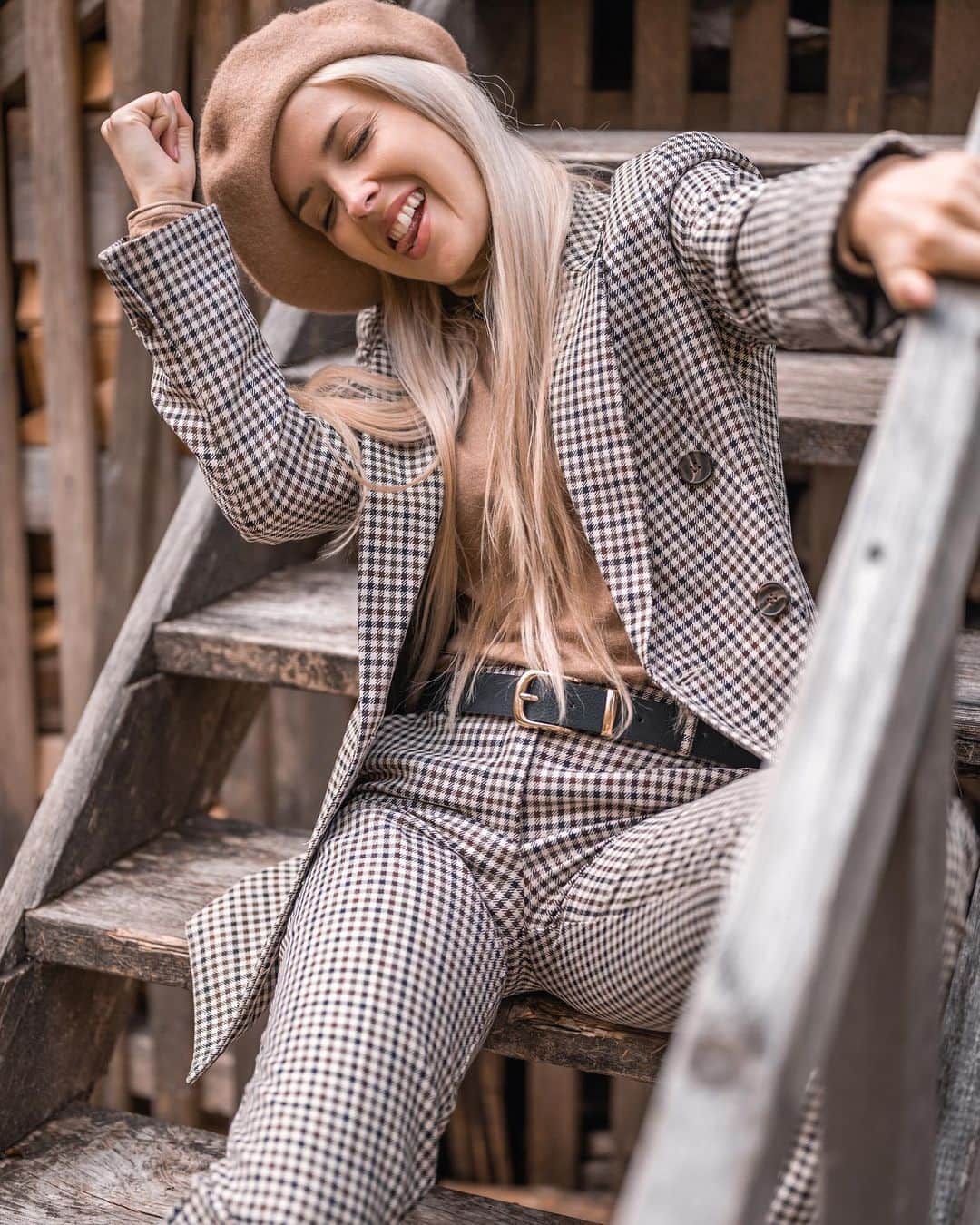 Nika Kljunのインスタグラム：「😃 #𝐌𝐎𝐎𝐃 😃 Sending a big 𝓉𝒽𝒶𝓃𝓀 𝓎𝑜𝓊 🙏🏼✨ to everyone who took my online class yesterday! 🎉💃🏻🕺🏻🏆 I still can’t stop smiling, a day later! 🥰 . The love & supportive energy from my students is always overwhelming in the best way ✨🙏🏼. Especially in these tough times, it’s incredibly refreshing to see so many smiling faces, & to see people who are truly excited to come together for the love of dance ❤️😌 . We had 100 people tune in, from so many countries all around the world 🌍! Some even staying up super late or getting up very early in their country to take my class ❤️🥺📲👩🏼‍💻🤪 . Thank you to my beautiful students for your enthusiasm, your hard work, & for 𝘈𝘓𝘞𝘈𝘠𝘚 reminding me why I do what I do. You truly bring joy to my life & mean more to me than you know! 💯🌹💎 . If you missed it, don’t worry, there will be more! Be sure to stay tuned 😉 . 📸 @tijaazman_photography  #thankyou #nikakljun #onlinedancetraining #dance #togetherapart #ilovewhatido #dancewithme #grateful #nikakljunchoreography #internationallove #soldout #stayingpositive #keepongoing #danceworkshop」