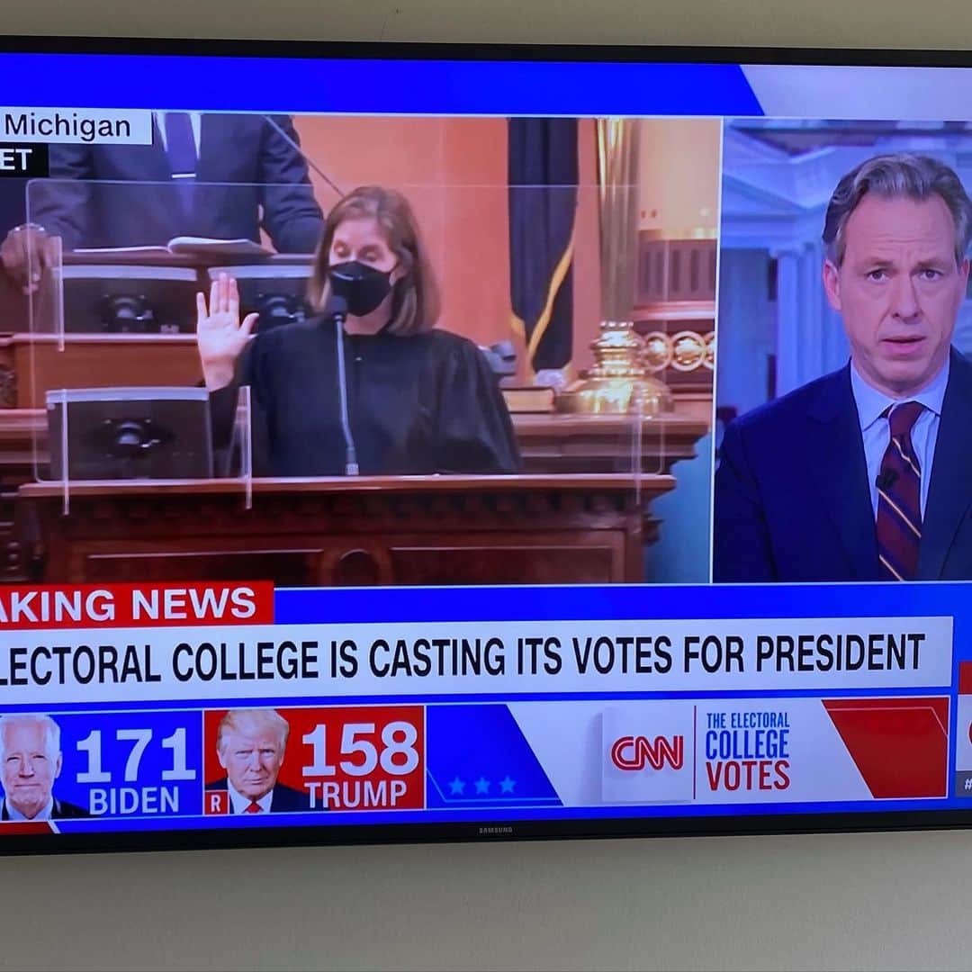 メアリー・マコーマックのインスタグラム：「So proud of my big sister @bridget.mary.mccormack Chief Justice of the Supreme Court of Michigan- Certifying Biden’s win in MI, moments ago! 🇺🇸」