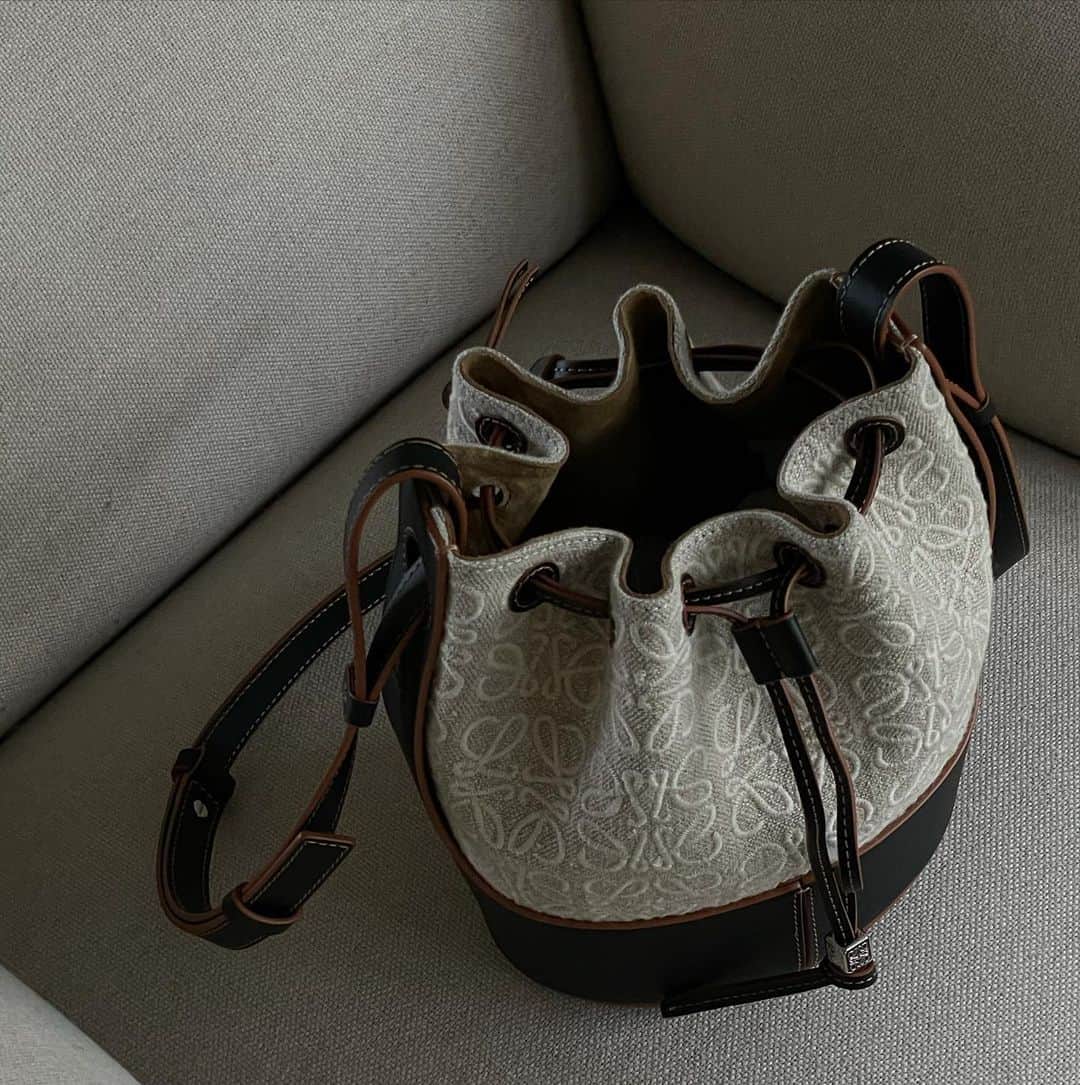 Mathilde Goehlerのインスタグラム：「Reklame.. Bucket bag was on my list for a long time 🖤」