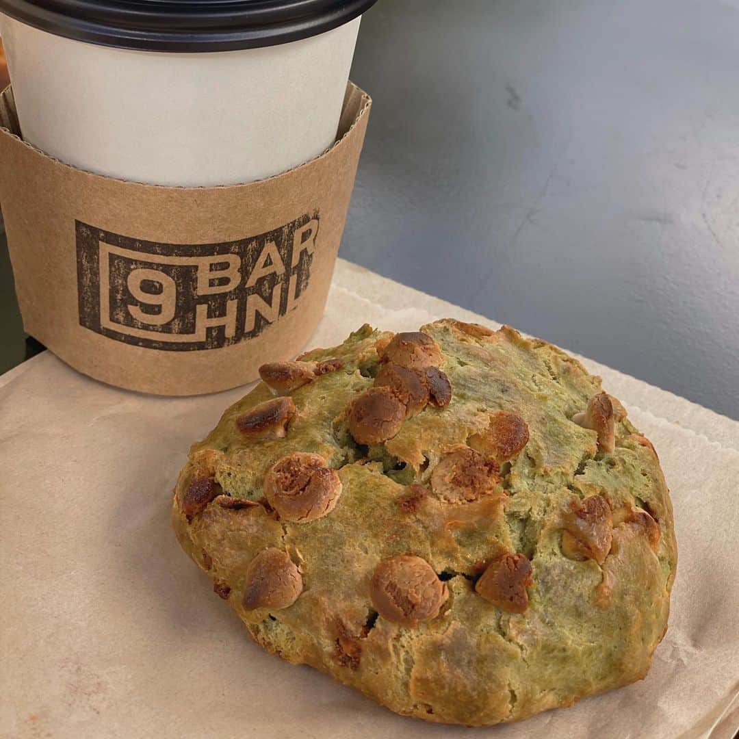 エビアン・クーのインスタグラム：「Good morning starts with a good coffee and breakfast scones 💕 I like coming to this area, KaKaako. You can biki (which is a bikeshare thing) around and check out the art walls. Definitely a fun spot to hang too. New set bottoms for @shop_ila_swim that I’m wearing is coming this week for ya!  今日の朝はコーヒーと 抹茶スコーンでスタート。 ここカカアコはカフェとかアートウォールも あってこれから仕事だからぷらりはしないかな みんなも良い月曜日を過ごしてね」