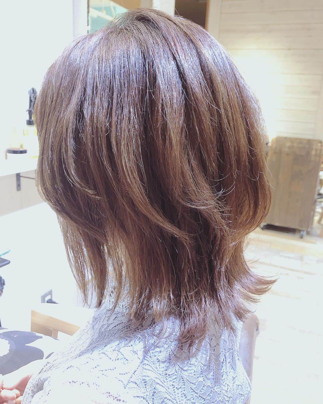 及川愛未のインスタグラム：「ウルフカットのサロンモデル💇‍♀️  地毛のベースはこんな感じ。ムラシャンで毛先がいい色に抜けてくれました🧴  #shooting #撮影 #model #サロンモデル #ウルフレイヤー #ウルフカット #ウルフヘア #ウルフミディ #ミディアム #レイヤースタイル #韓国 #ヨシンモリ #シュワルツコフ #bridalmodel  #ポートレートしま専科  #ポートレート  #photography  #写真  #写真好きな人と繋がりたい  #写真撮るの好き人と繋がりたい  #portraitmodel #portrait  #東京カメラ  #tokyocameraclub  #カメラマン募集 #ファインダー  #ファインダー越しの私の世界 #キリトリセカイ  #modelpress  #followme ‪ ‬」