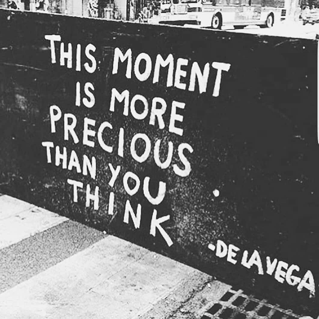 ヒラリー・スワンクのインスタグラム：「Pause. Take a deep breath. Savor something about this moment. Carry on. ❤️ #MissionMonday #MakeAChoice #MakeItHappen  Via : @melrobbins」