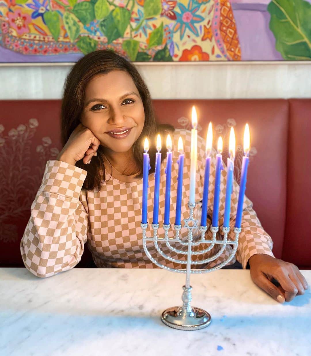 ミンディ・カリングのインスタグラム：「Happy Hanukkah night 5! *All candles lit for dramatic effect*」