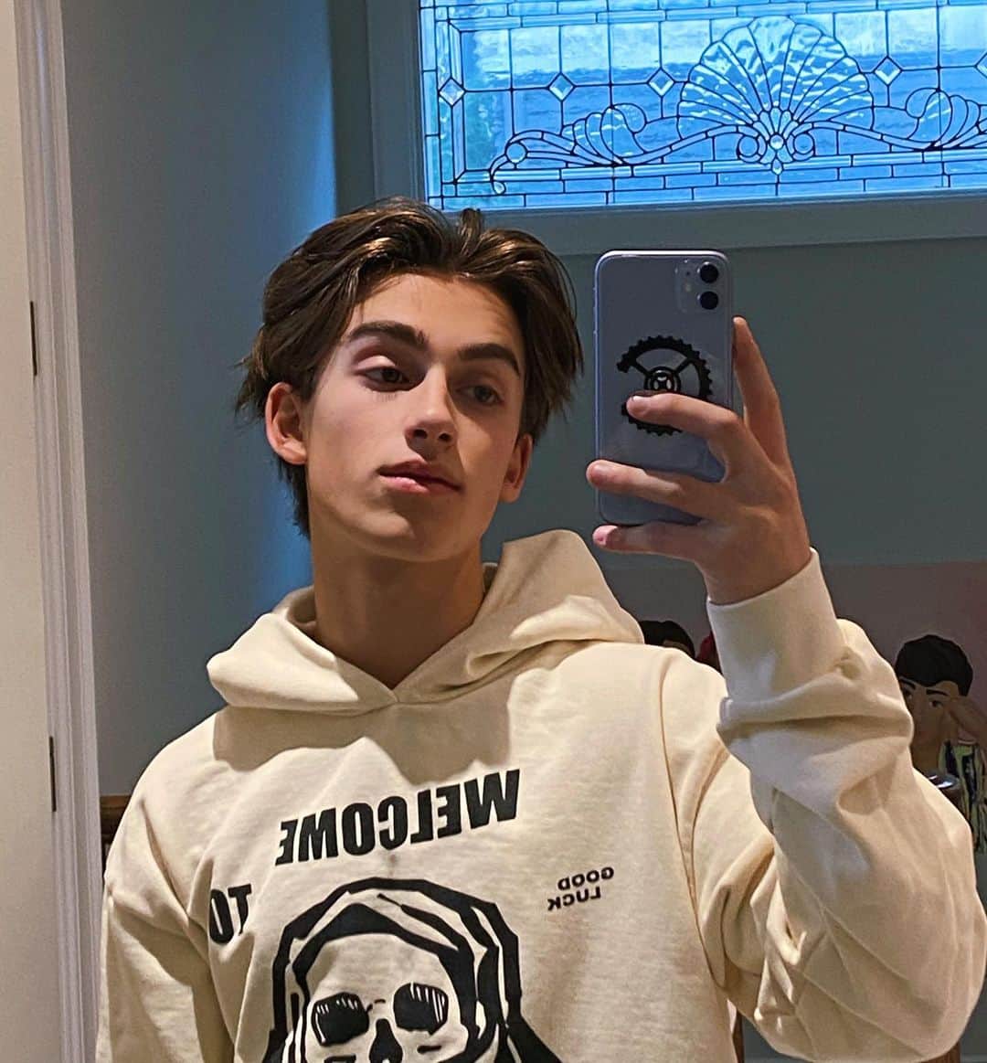ジョニー・オーランドのインスタグラム：「mental health matters more than ever as we navigate these hard times  my friends at @mrsaturday made this sick holiday collection, & each piece sold donates to accessible mental health & homeless services in toronto @camhfoundation & @fredvictorcentre ❤️」