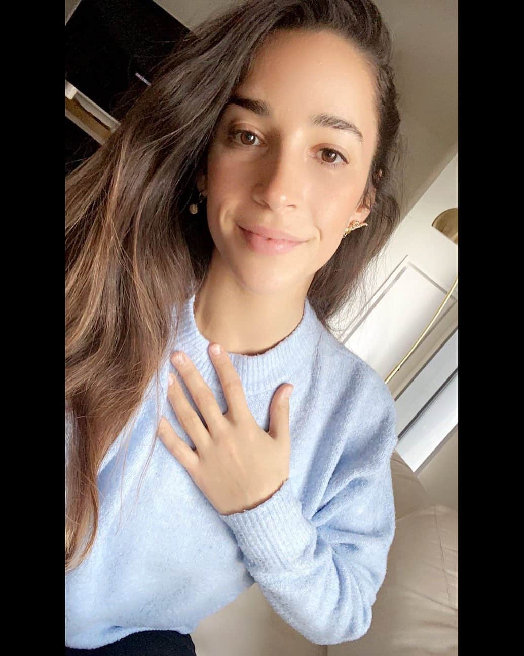 アリー・レイズマンのインスタグラム：「If you want a quick tip that has helped me: for those of you who feel overwhelmed or anxious I recommend trying to put your hand or hands over your heart space & you can also put one hand over your stomach. Eyes open or closed whatever feels right to you. Pay attention to the warmth your hand may bring & how it feels on your body. If it feels right to you, you can also bring a light smile across your face. I encourage you to pay attention to the sensations you feel in your chest, stomach, mouth & body. Do you notice a difference when you have a light smile? If it feels good then imagine that smile traveling through your whole body as it brings you warmth & comfort.   If this helped remember you can access this feeling again/whenever you need it.   It can sometimes feel like I’m giving myself a hug & helps me feel more in the moment. I hope this helps you as much as it helps me.   How do you calm down in stressful moments? If this is helpful I can share more tips!   #yourmentalhealthmatters #selfcare #selflove」