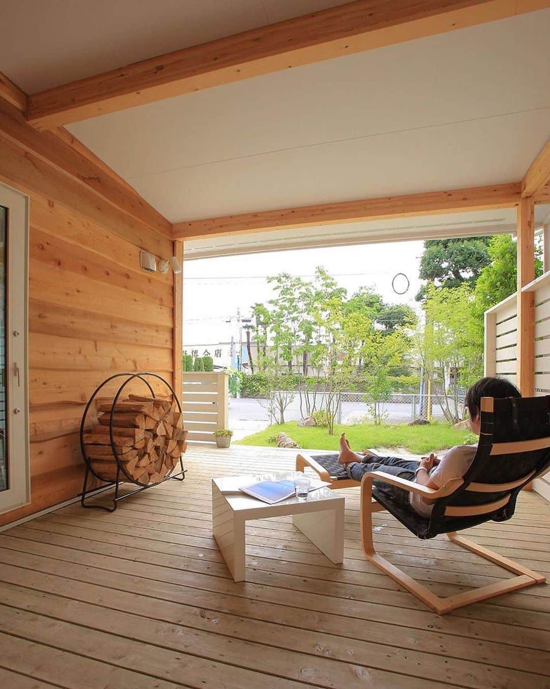 ネキストホームのインスタグラム：「屋根のあるバルコニーから見る景色。 その他の施工事例は　@nexthausdesign1947 からホームページへ行ってチェックしてください😆✨・ - - - - - - - - - - - - - - - - - - - - - ・ 時を超えた、 新しいスタンダード。 #NEXTHAUSDESIGN ・ - - - - - - - - - - - - - - - - - - - - - - - - - - - - more photos → @nexthausdesign1947 - - - - - - - - - - - - - - - - - - - - - - - - - - - - ・ #ネクストハウスデザイン は心地よい#木の家 をお客様と一緒につくる#木造 の#注文住宅 を中心とした、創業1947年に創業した#宇都宮市 の#工務店 です。 ・ 大手ハウスメーカー 等が推奨する、30年ごとに建て替える家ではなく、#無垢材 やモイス などの#自然素材 を使い、そのご家族の#暮らし 方に合わせた#心地よい暮らし をご提案しています。 ・ そんな#家づくり を実際に体感できる#モデルハウス がありますので、ぜひご見学ください。 ・ あなたの理想の#マイホーム の答えが私たちの#家づくり にあります。 ・ #新築 用の#土地探し から#住宅ローン 等の資金計画まで、DMやメール、お電話等でいつでもご相談ください。 ・ #マイホーム計画 中の方は、HPより資料請求して頂ければ、コンセプトブック等をお届けいたします。 ・ ↓のプロフィール欄からHPに移動できます。 ・ - - - - - - - - - - - - - - - - - - - - - @nexthausdesign1947 - - - - - - - - - - - - - - - - - - - - - ・ ・ 施工対応エリア ・ #栃木県 全域 #宇都宮市 #さくら市 #真岡市 #下野市 #日光市 など ・ 車で1時間以内の範囲を主に施工エリアとしていますが、それ以外の地域の方もお気軽にご相談ください。 - - - - - - - - - - - - - - - - - - - - - このインスタの管理人は世界を変える住宅屋 @mizonobe です。 家づくりに関することも、そうで無いことも ご相談お待ちしてます！」
