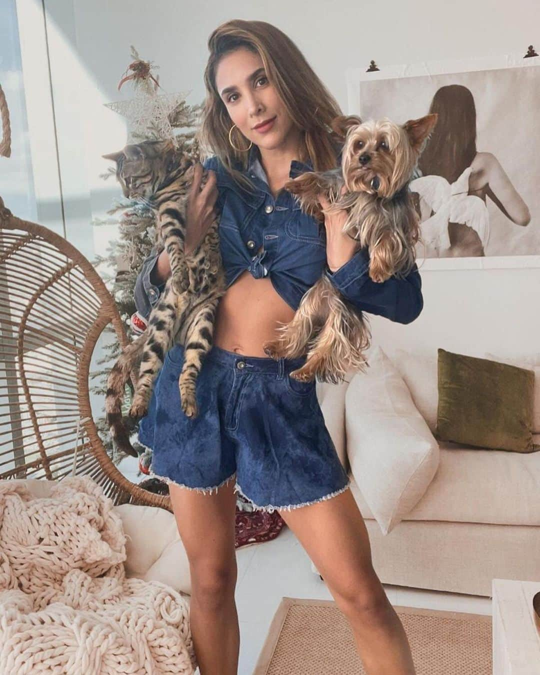 ダニエラオスピナさんのインスタグラム写真 - (ダニエラオスピナInstagram)「A esto también le llamo familia 🤩✨ 🐶 🐱  Mi look @joystazjeans #publicidad」12月15日 6時08分 - daniela_ospina5