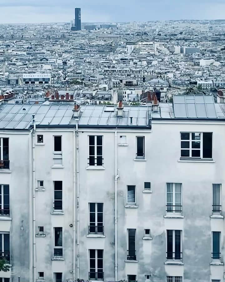 カロリーヌ・ド・メグレのインスタグラム：「Miles Davis - Ascenseur Pour L’Echafaud (1958) (Elevator To The Gallows) Générique - View from Montmartre, Paris 18 #OneSongADayCDM #SexyPlaylistToForgetTheRest」