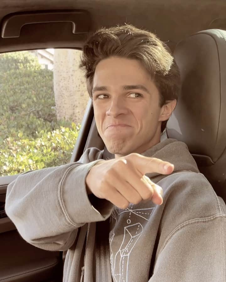 Brent Riveraのインスタグラム：「When your friend has your back..🥺😍 @benazelart」