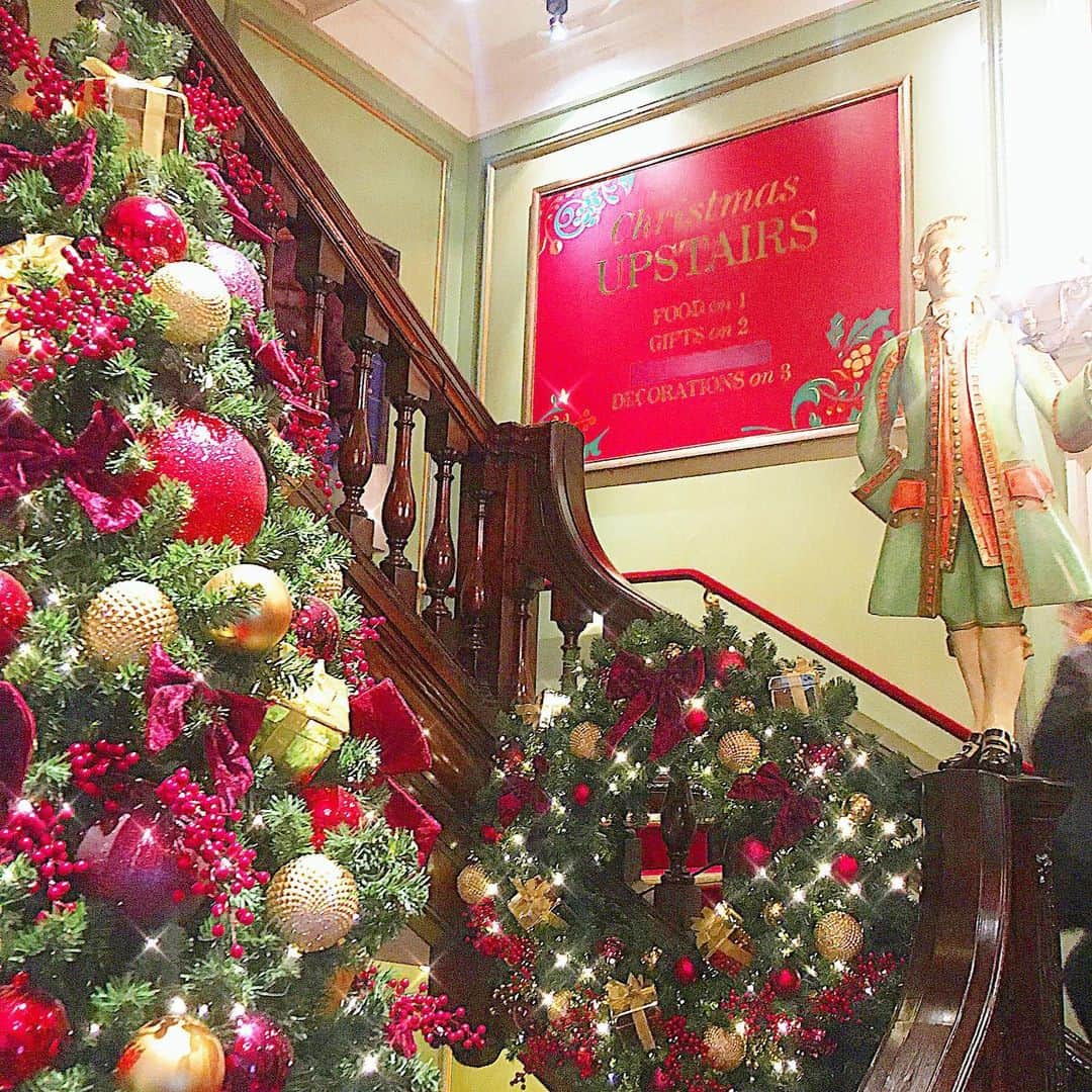 のインスタグラム：「【デパートにもツリーが沢山🎄🇬🇧】  週末のフォートナム&メイソン。  沢山のツリーに感動していたら、水曜日からロンドンはTire3エリアにレベルアップしてしまったぁ💦(VeryHighエリア)  予約していたレストランもキャンセルか…😔  せめてテイクアウトできることを願おう🤲🎄🥺 * * * * * #london #uk #fortnumandmason  #londondiaries #londonlife #christmas #winter #christmastree  #ロンドン　#イギリス　#ロンドン日記　#ロンドンライフ　#海外　#海外生活　#フォートナムアンドメイソン #クリスマス　#ツリー」