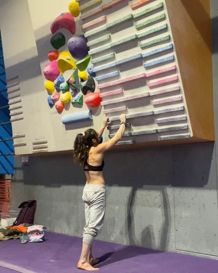 アレックス・パッチシオのインスタグラム：「Trying out different campus board exercises. This is more strength based instead of power. 1-4-7 ( one arm pull-up style)  . I want to try doing this with 1-5-8..... will try next time.  . @scarpana @organicclimbing @frictionlabs @evn_cbd  . Thanks babe for holding my phone. 😉 @robinoleary」