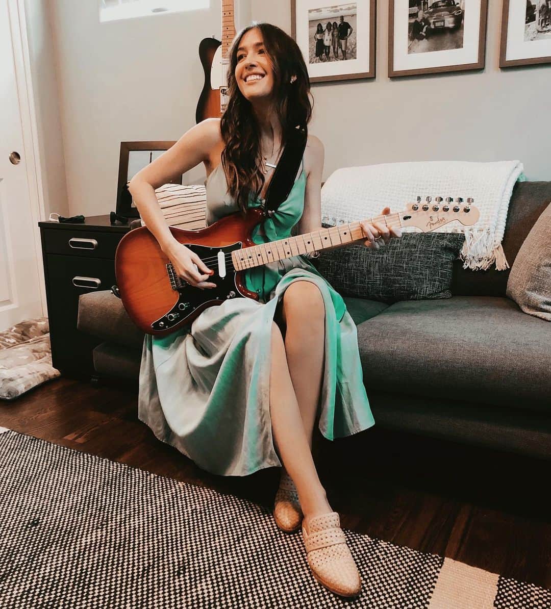 ケイト・ボイージェルのインスタグラム：「This is my dad’s home studio, and it’s where I wrote my and recorded most of my first songs. He taught me to play the guitar and write music, and nerding out over new guitars and techniques has always been something I’ve loved sharing with him. Being the huge @fender fan that he is, I wanted to get him a fun early holiday gift this year to add to his collection and landed on this gorgeous #fenderplayerseries Duo-sonic HS in Sienna Sunburst. Of course the deal is that I get to take it for a spin first though 🎸🎶」