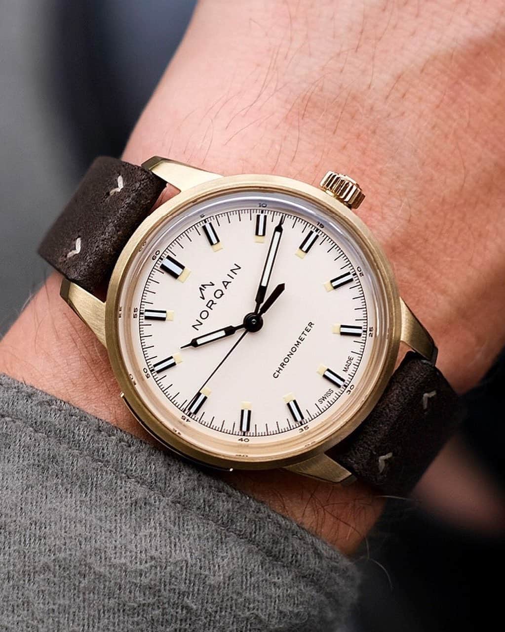 Daily Watchさんのインスタグラム写真 - (Daily WatchInstagram)「Wristshot with the @Norqain Freedom 60 with 39 mm bronze case and stunning cream dial. The vintage vibes of this timepieces is unmistakable 👀🔍 #Norqain」12月15日 6時42分 - dailywatch