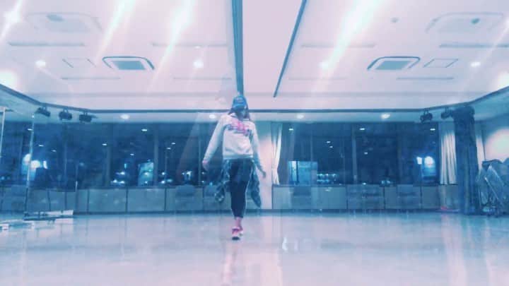 Dance MANAのインスタグラム：「おはよー🤟﻿すこぶる早朝なんですけど！  空き時間にゆるっと踊った動画です♫🙊﻿ 細かいところを修正した、本気踊りな踊り方のやーつも♫そろそろ決め込んで舞いります🌈﻿ ﻿ Music by🎧❤️﻿ Chris Brown✨﻿ ﻿ #dancer #choreographer #japanesedancer #ダンス #choreography #dance #chrisbrown #hiphop #rb」